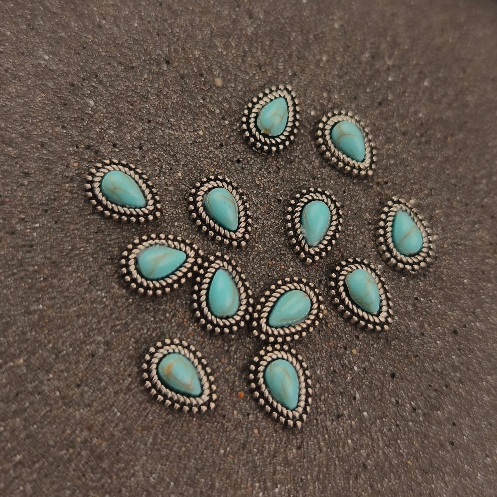 Goutte turquoise 9x6